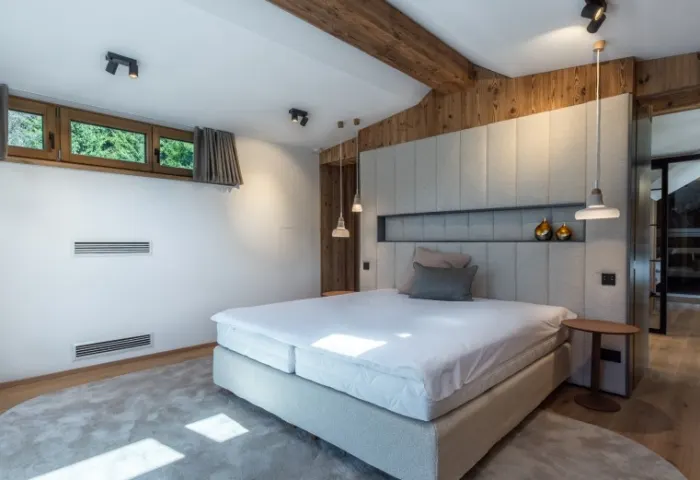 SCHLAFZIMMER MIT BALKON